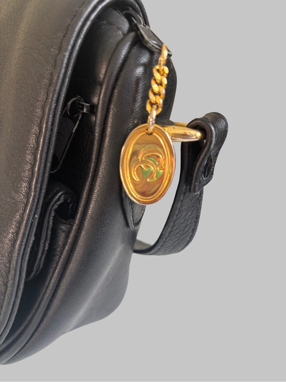 Vintage Charter Club Black Leather Flap Crossbody Bag Gold Medallion Accent - Picture 6 of 13
